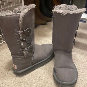 EUC Bailey Button Ugg Boots